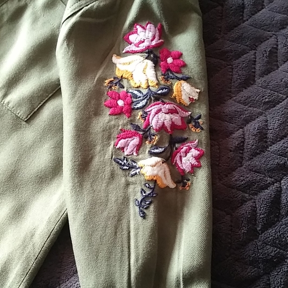 Top - Picture 2 of 2